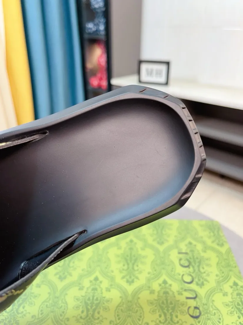 Men's shoes 💰260🌹🌹 (gucci-Gucci) New men's slippers, high-end boutique, made of cowhide, with exquisite embossed logo decoration on the upper, fine workmanship, super soft soles, casual, loose and comfortable, a must-have in summer! \nsize：38-44